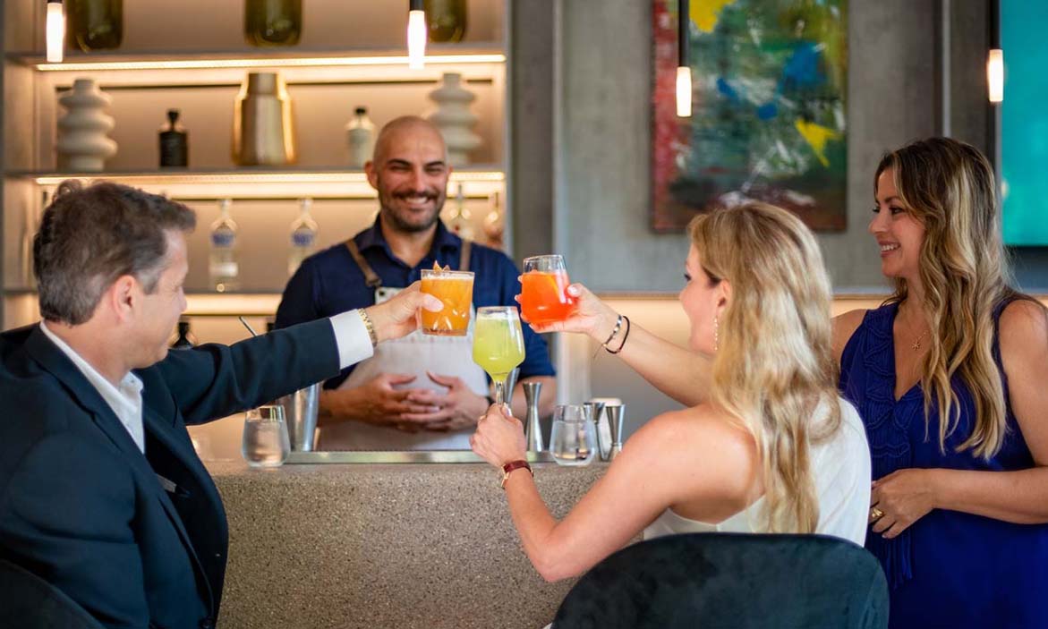 Γονείς στο bar με cocktails